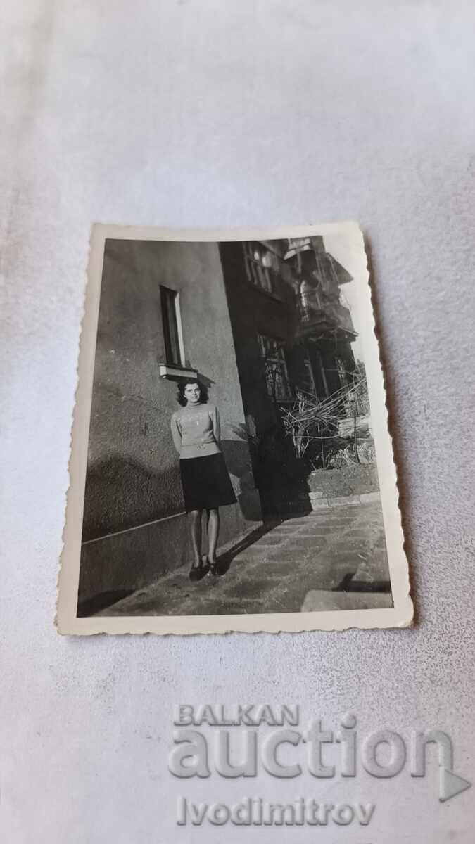 Снимка София Млада жена на тротоара