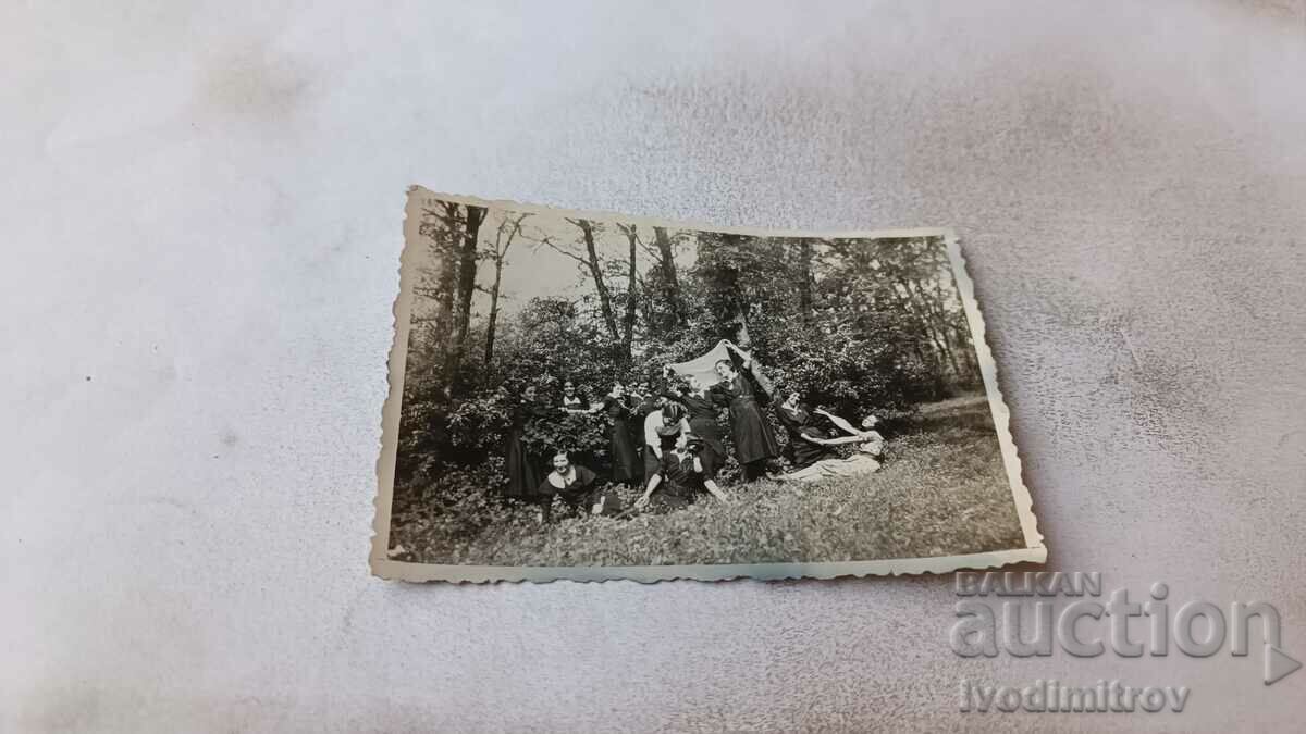 Снимка Офицери мъже жени и деца покрай дървена ограда
