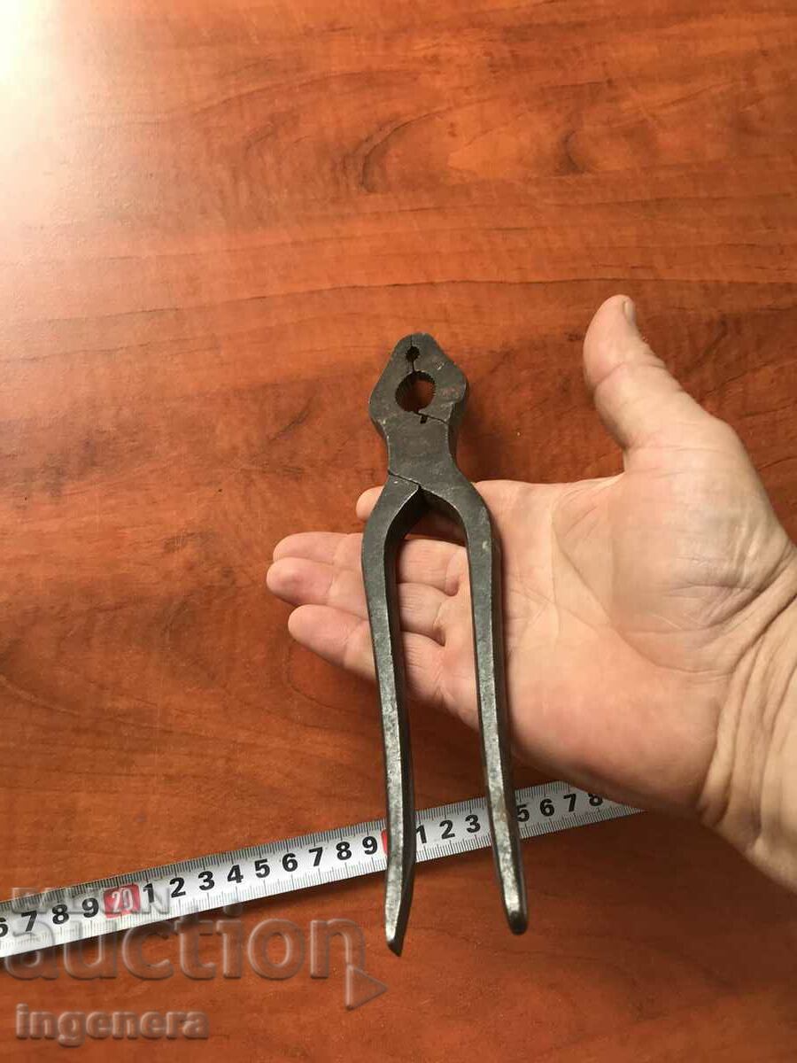 PLIERS FORGED FOUNDRY TOOL WITH SCREWDRIVER AND NO CLEARANCE - 7 PLIERS FORGED FOUNDRY TOOL WITH SCREWDRIVER AND NO CLEARANCE - 7
