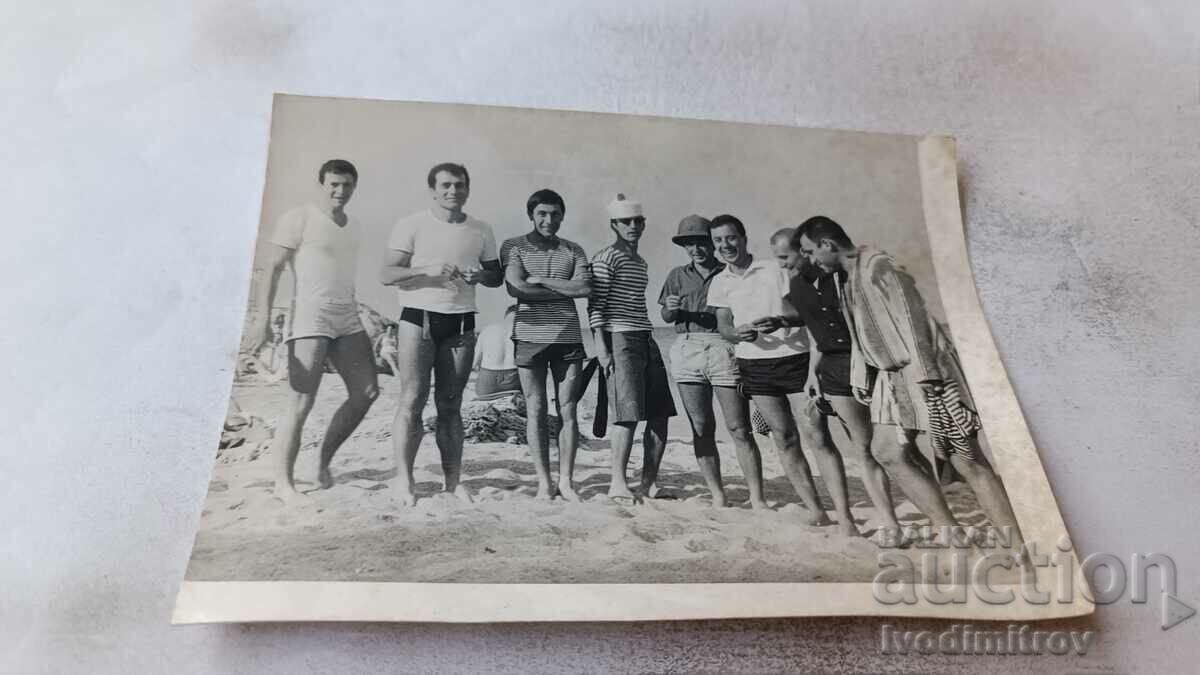Photo Young men on the beach