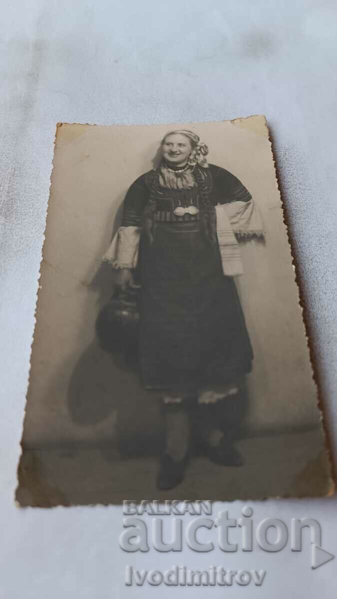 Снимка Жена със стомна за вода в народна носия