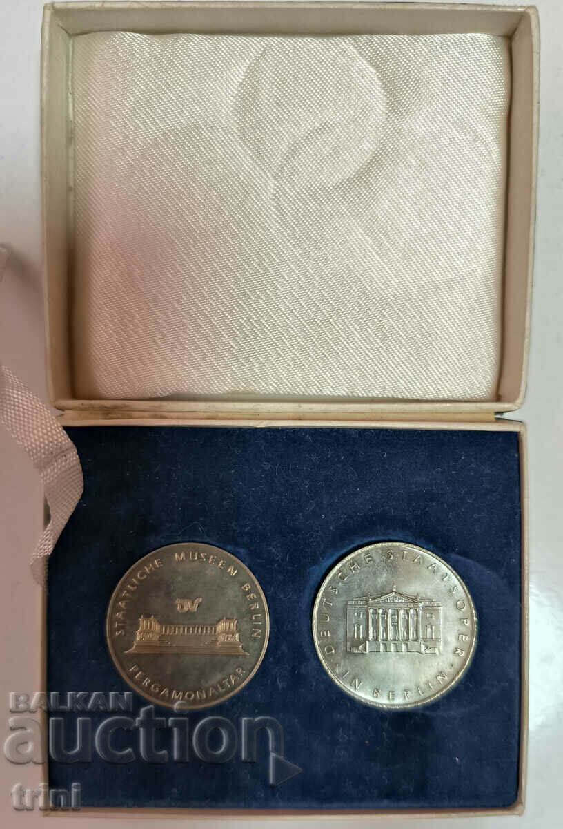 GDR Medals plaques PERGAMON museum and Stadtoper Berlin 19