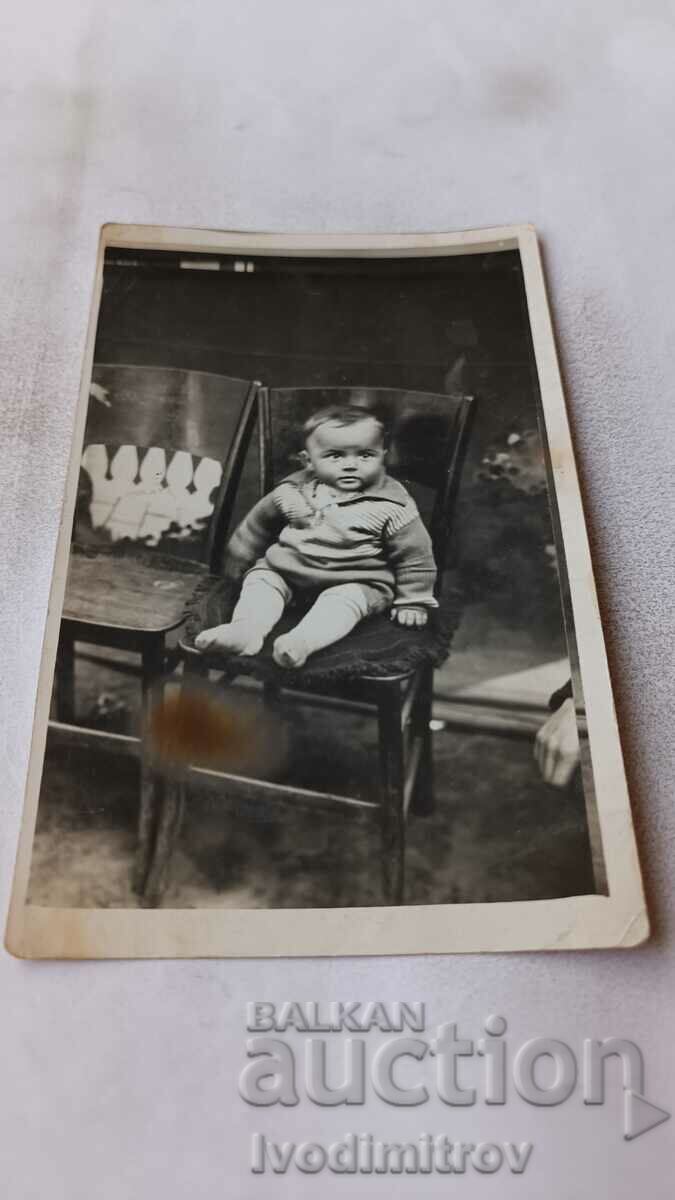 Φωτογραφία Μικρό αγόρι σε μια καρέκλα 1935