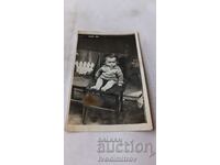 Снимка Малко момченце на стол 1935