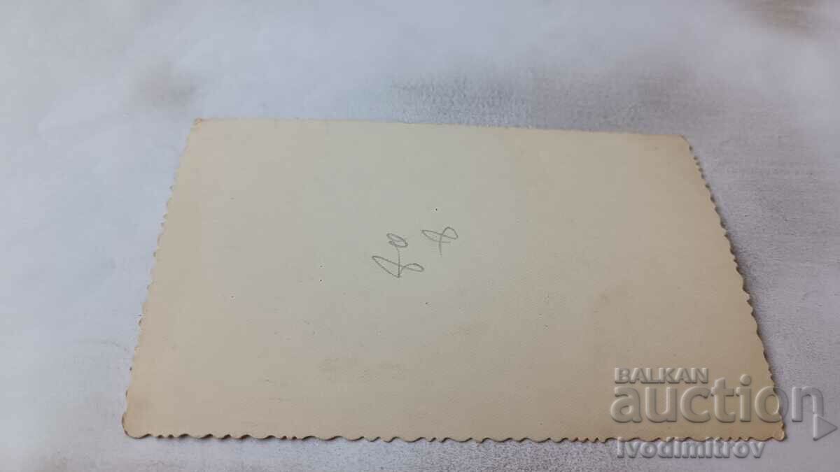 Φωτογραφία Ένας νεαρός άνδρας και μια νεαρή κοπέλα με λαϊκές φορεσιές με τιμή 2.35 BGN | € 1.20 Φωτογραφία Ένας νεαρός άνδρας και μια νεαρή κοπέλα με λαϊκές φορεσιές με τιμή 2.35 BGN | € 1.20