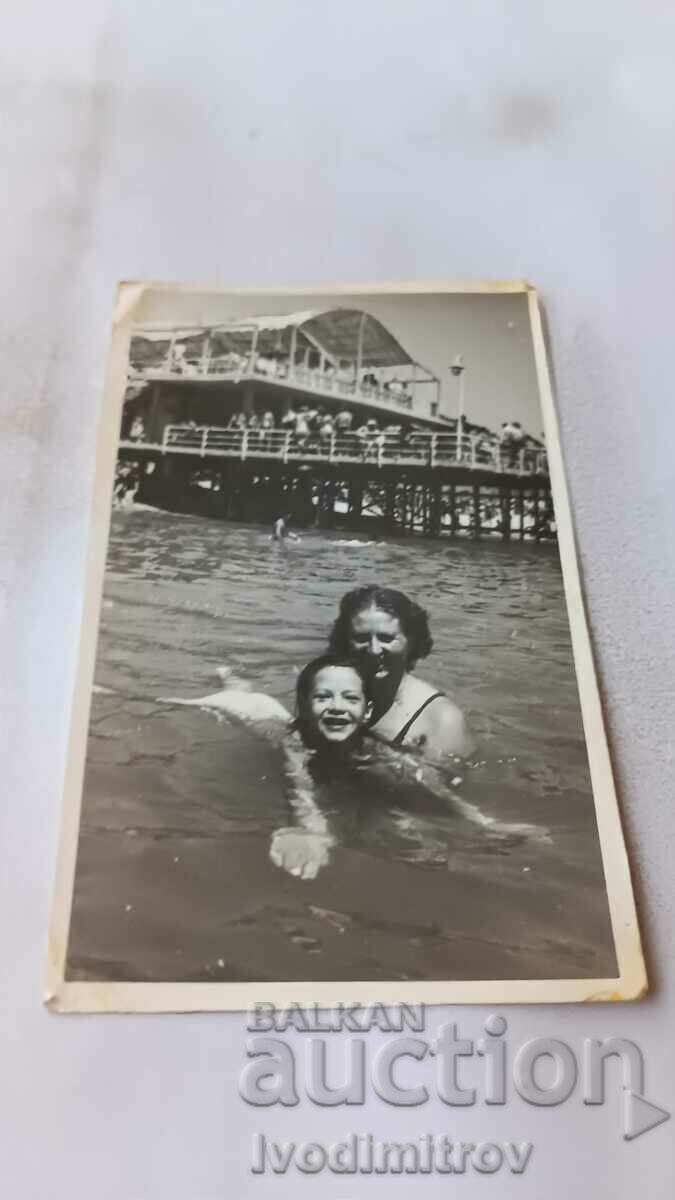 Photo Woman and girl in the sea