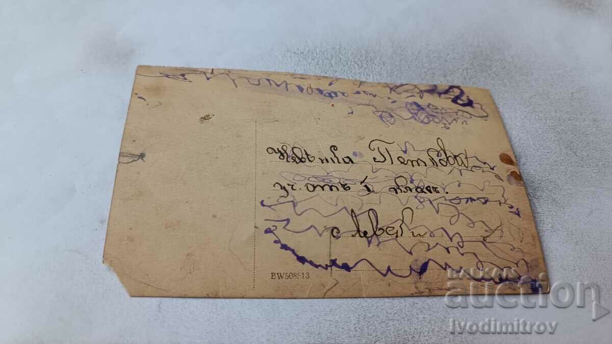 Φωτογραφία Νεαρό κορίτσι με παραδοσιακά ρούχα με τιμή 1.85 BGN | € 0.95