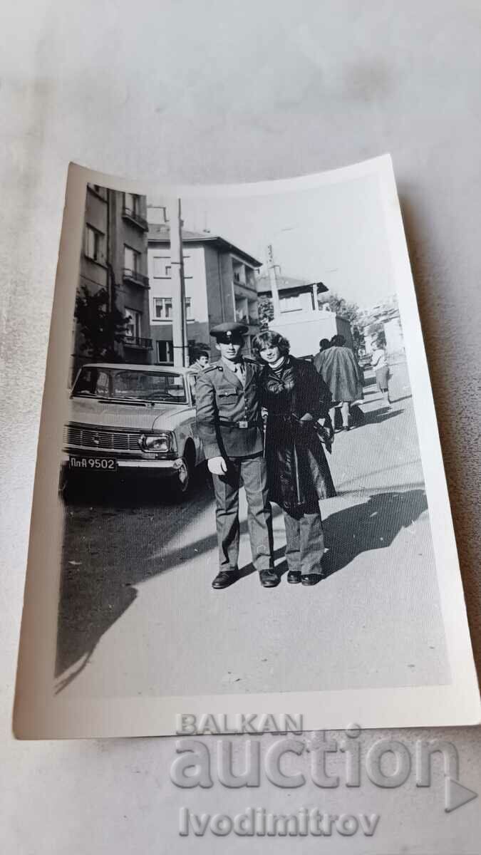 Снимка Плевен Войник и жена на улицата