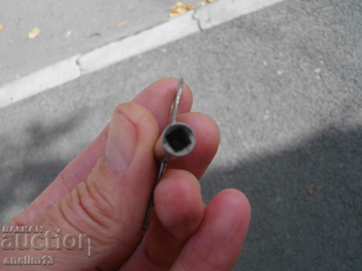 Delivery of OLD WRENCH WRENCH FOR WALL OR FIREPLACE CLOCK