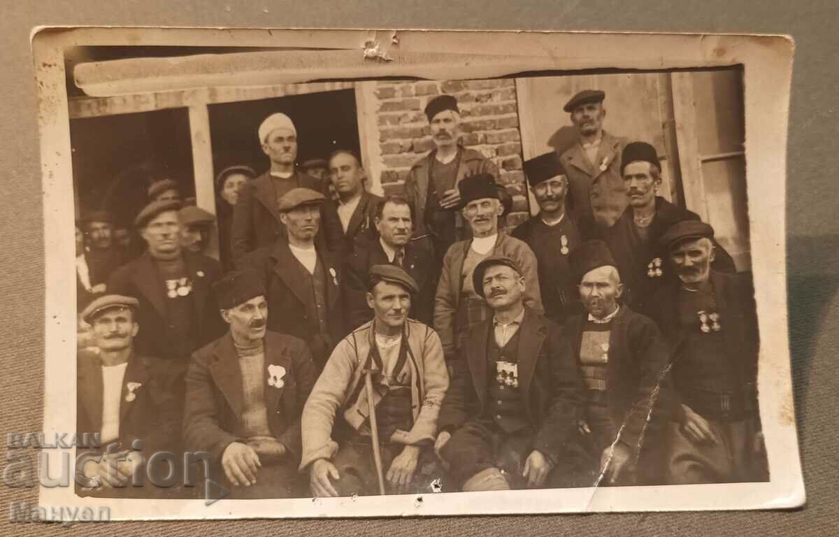 Стара снимка -ветерани от ПВС ,орденоносци.