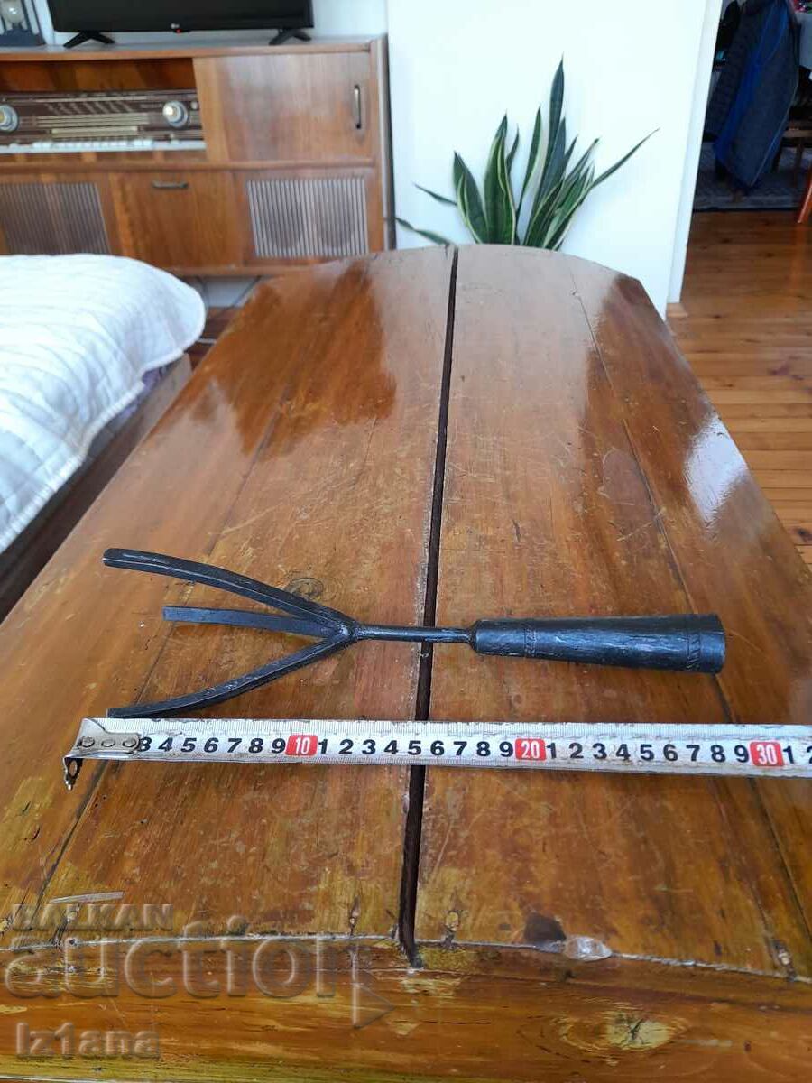 An old device, a tool for picking fruit with price 50.00 BGN | € 25.56 An old device, a tool for picking fruit with price 50.00 BGN | € 25.56
