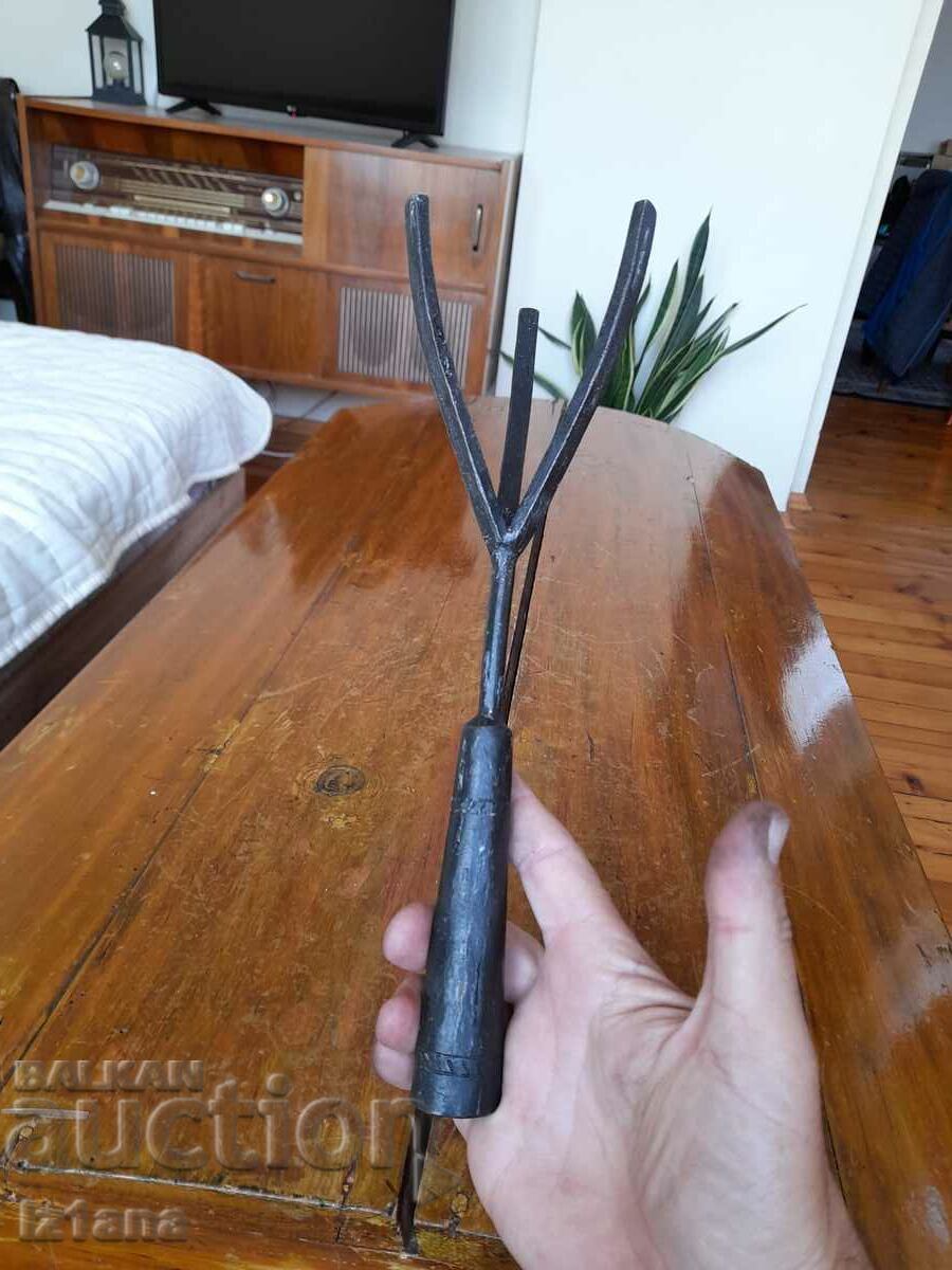 Auction An old device, a tool for picking fruit Auction An old device, a tool for picking fruit