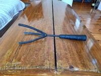 Un dispozitiv vechi, o unealtă pentru culesul fructelor