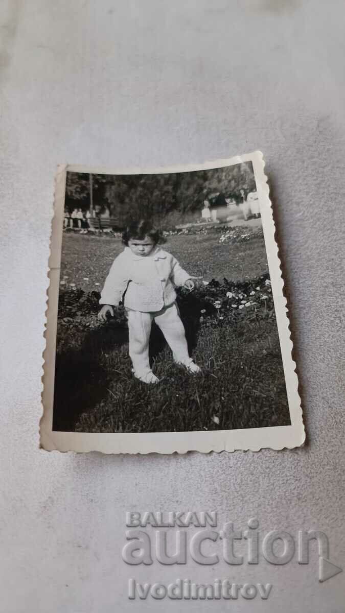 Снимка Русе Малко момиченце в парка 1960