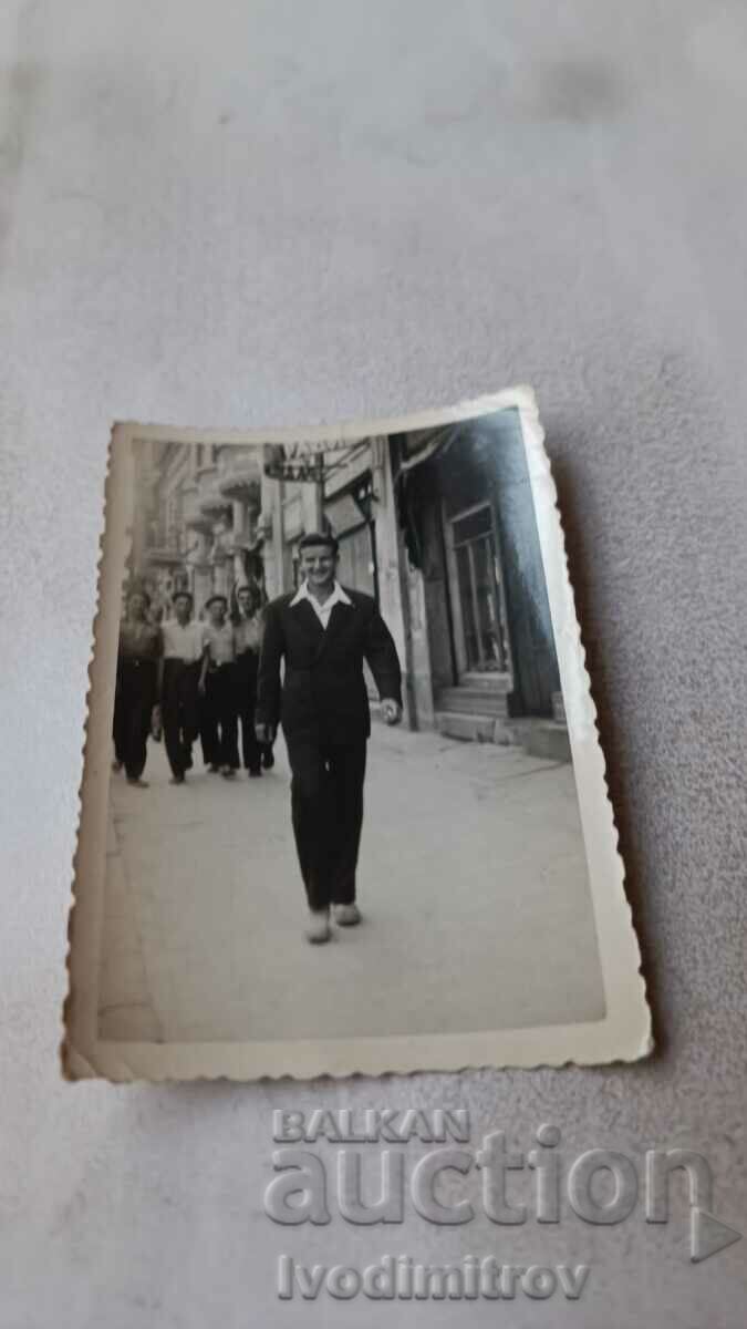 Снимка Пловдивъ Мъж на разходка