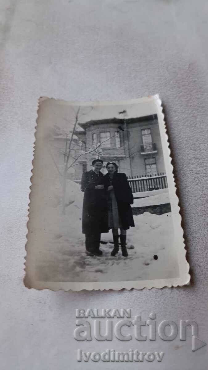 Fotografie Plovdiv Un tânăr și o tânără pe stradă iarna