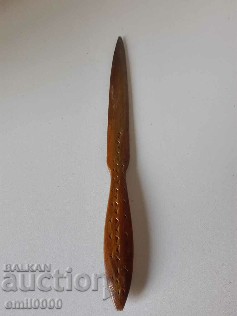 Стар дървен нож за писма.