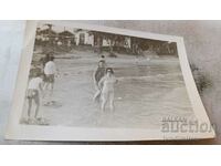 Φωτογραφία Δύο νεαρές γυναίκες στην παραλία