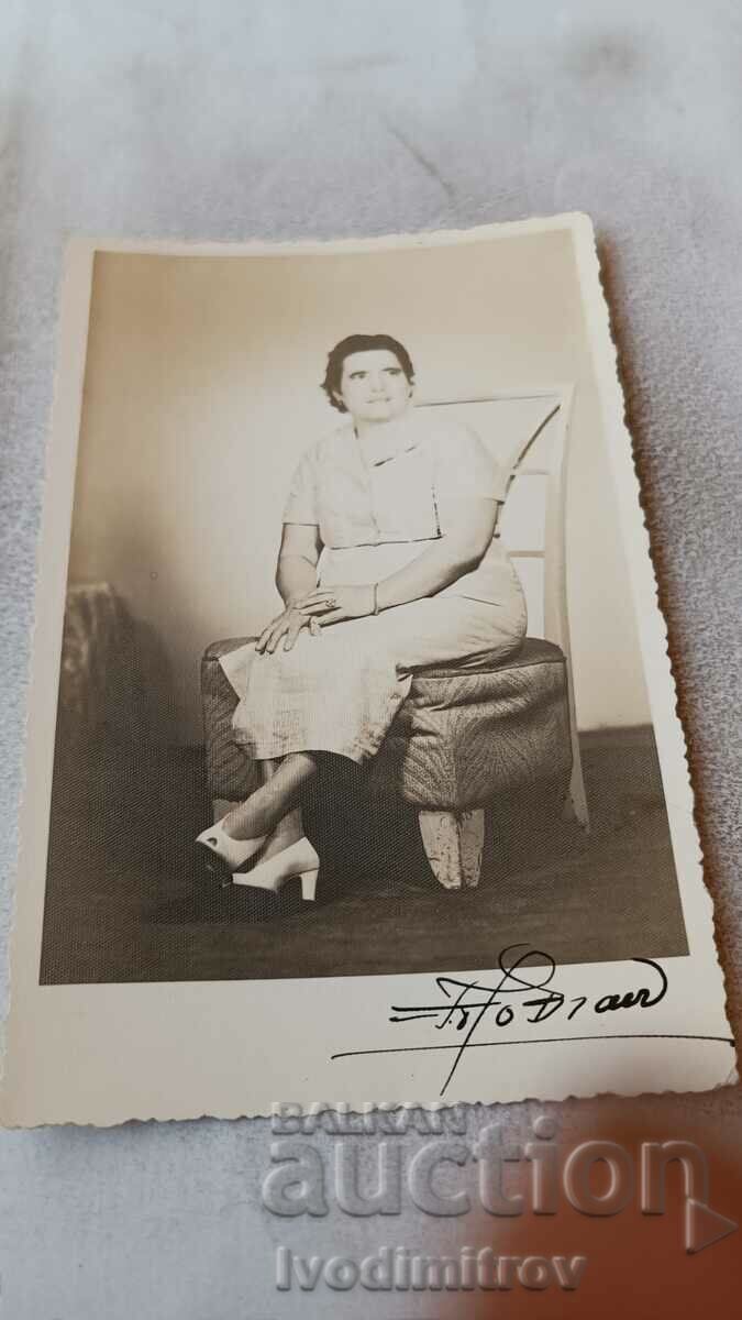 Снимка Жена седнала на стол