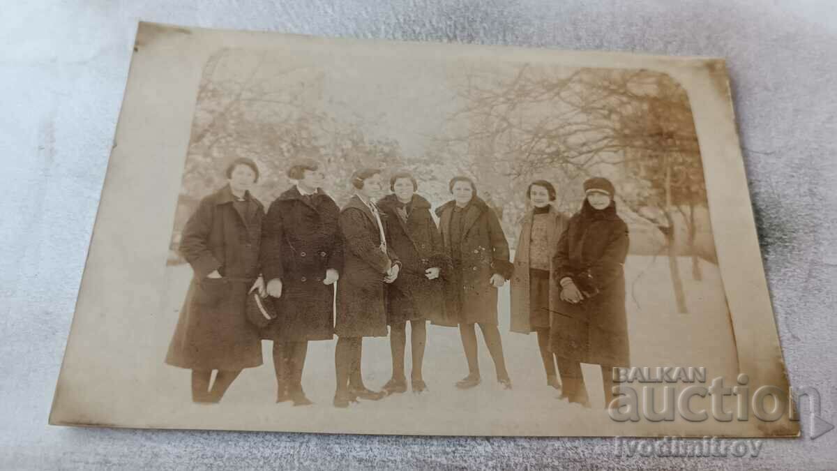 Снимка Млади момичета в парка през зимата 1927