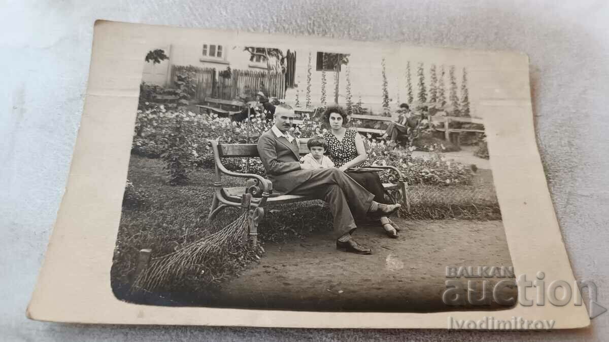 Φωτογραφία Άνδρας γυναίκα και κορίτσι σε έναν πάγκο πάρκου 1931