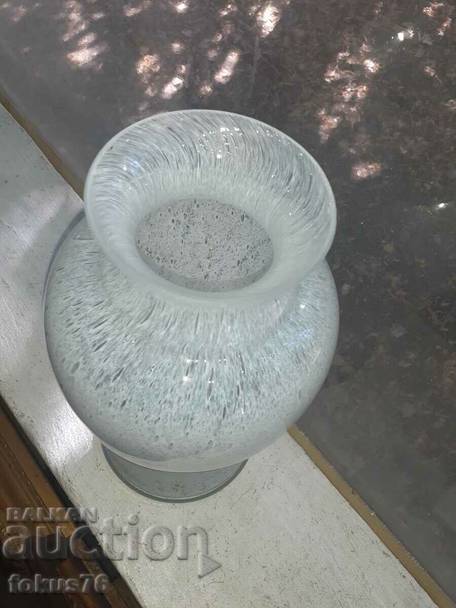 Auction A great large glass vase Auction A great large glass vase