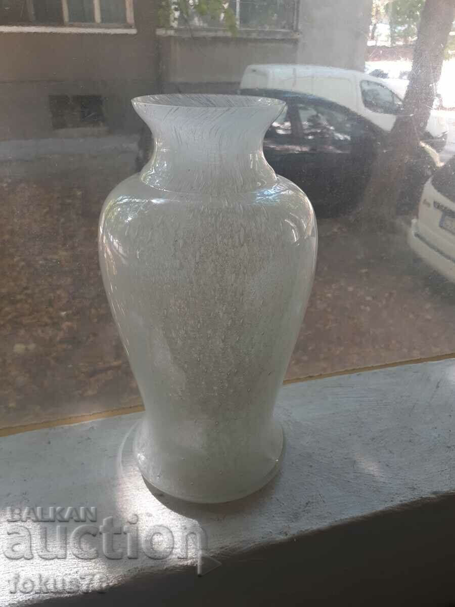 O vază mare de sticlă