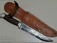 Un vechi cuțit turistic cu o lamă de pumnal