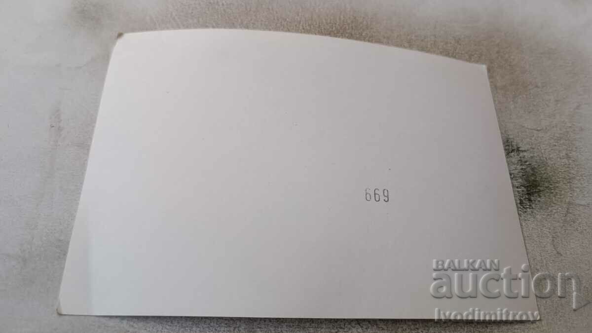 Снимка Жени и три деца на улицата с цена 0.65 лв. | € 0.33 Снимка Жени и три деца на улицата с цена 0.65 лв. | € 0.33