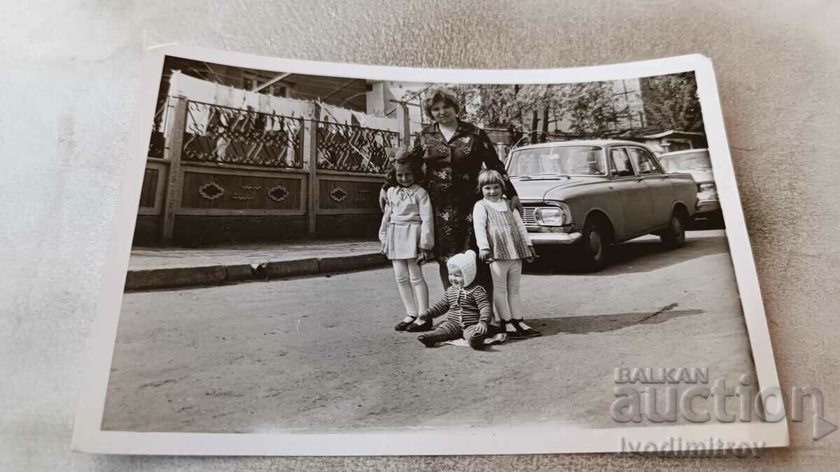 Снимка Жени и три деца на улицата