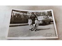 Снимка Жени и три деца на улицата