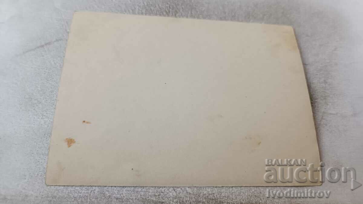 Снимка Мъже жени и момиче в градината с цена 1.35 лв. | € 0.69 Снимка Мъже жени и момиче в градината с цена 1.35 лв. | € 0.69