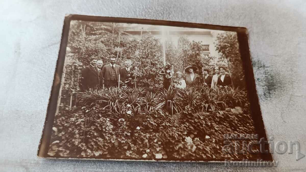 Φωτογραφία Άνδρες γυναίκες και κορίτσι στον κήπο
