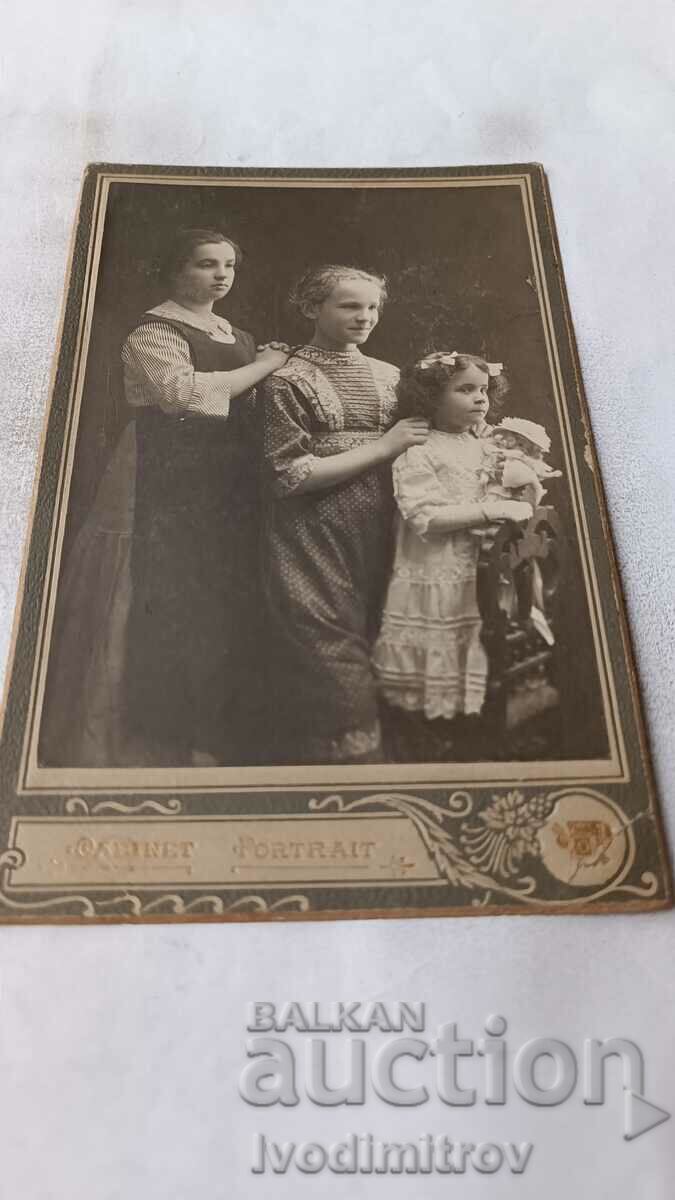 Photo Woman and two girls Cardboard