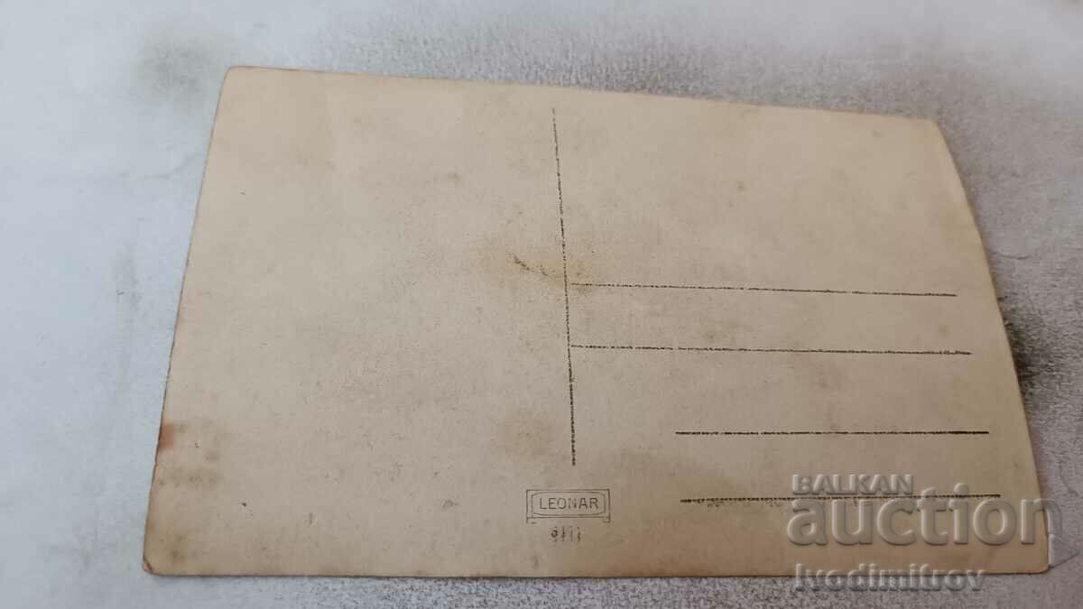 Снимка Двама млади мъже седнали на пейка в парка с цена 1.65 лв. | € 0.84 Снимка Двама млади мъже седнали на пейка в парка с цена 1.65 лв. | € 0.84