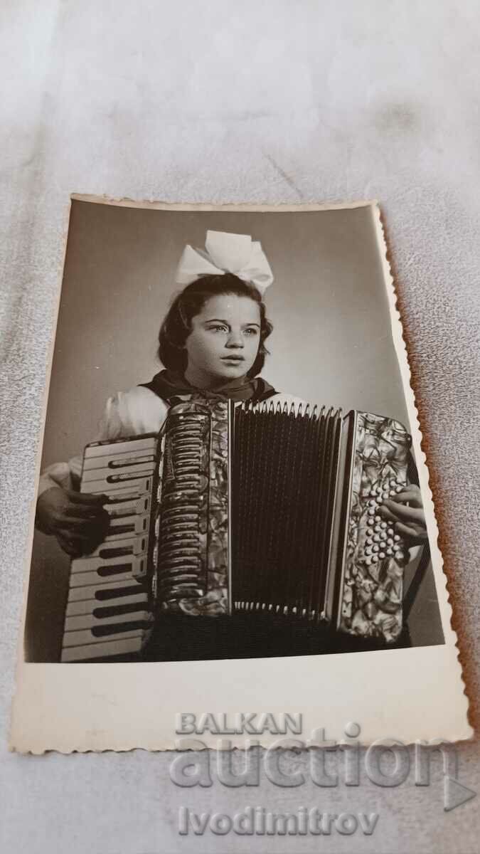 Снимка Момиче с акордеон 1959