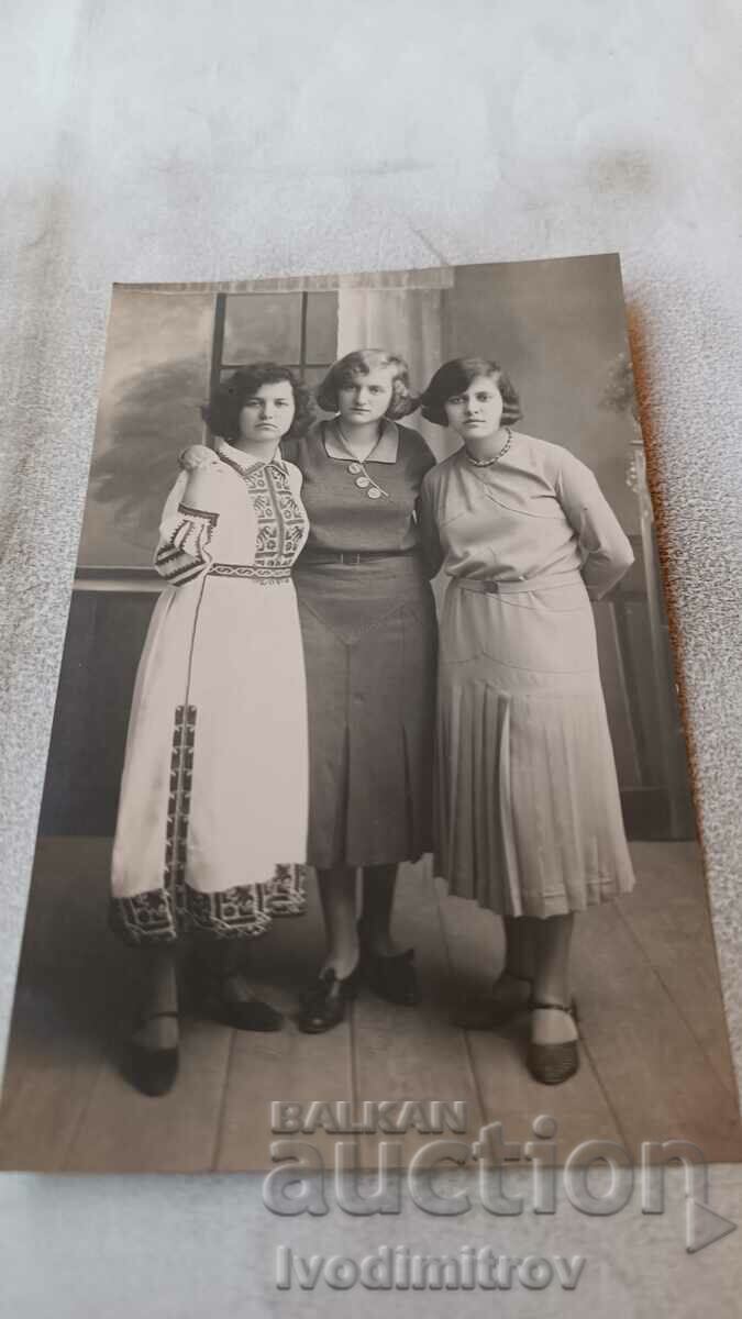 Φωτογραφία Tryavna Τρεις νεαρές γυναίκες