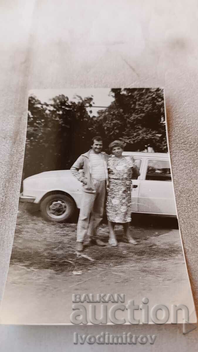 Photo Man and woman in front of a Skoda car