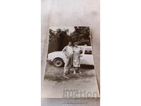 Fotografie Bărbat și femeie în fața unei mașini Skoda
