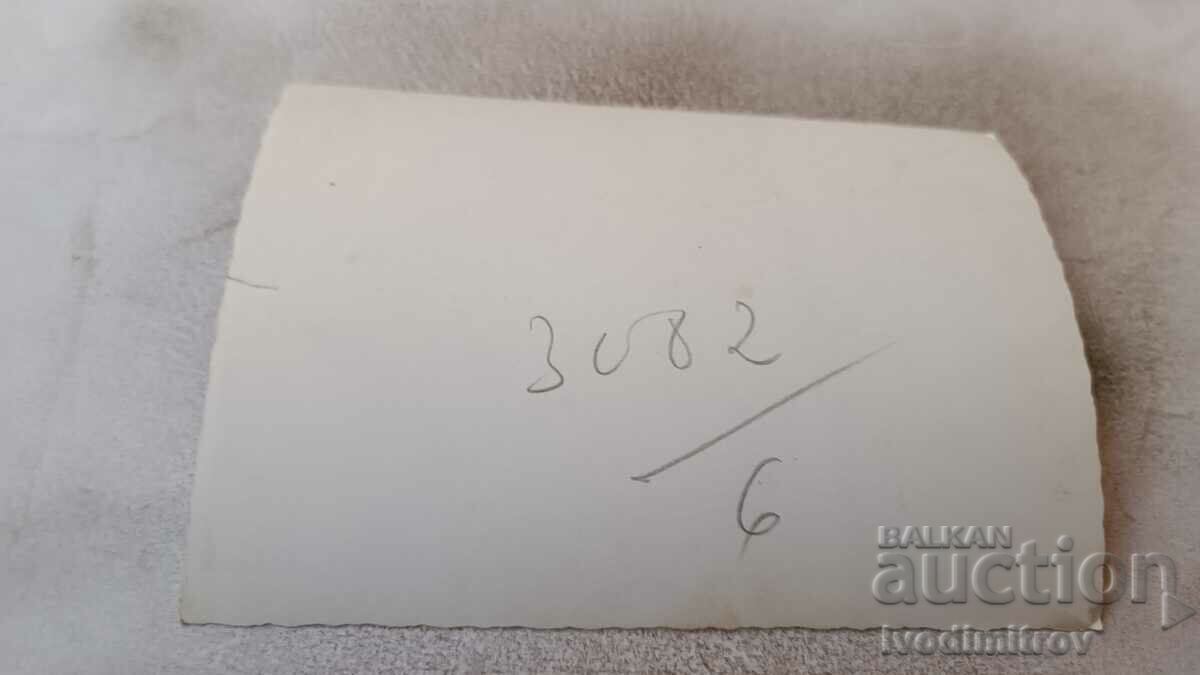 Снимка Жена и момичета с цена 0.65 лв. | € 0.33 Снимка Жена и момичета с цена 0.65 лв. | € 0.33