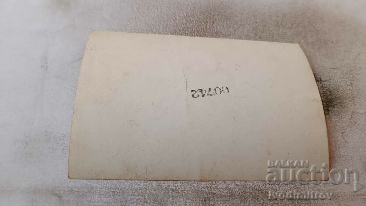 Снимка Цветнокож мъж и малко момченце с топка в ръце с цена 0.75 лв. | € 0.38 Снимка Цветнокож мъж и малко момченце с топка в ръце с цена 0.75 лв. | € 0.38