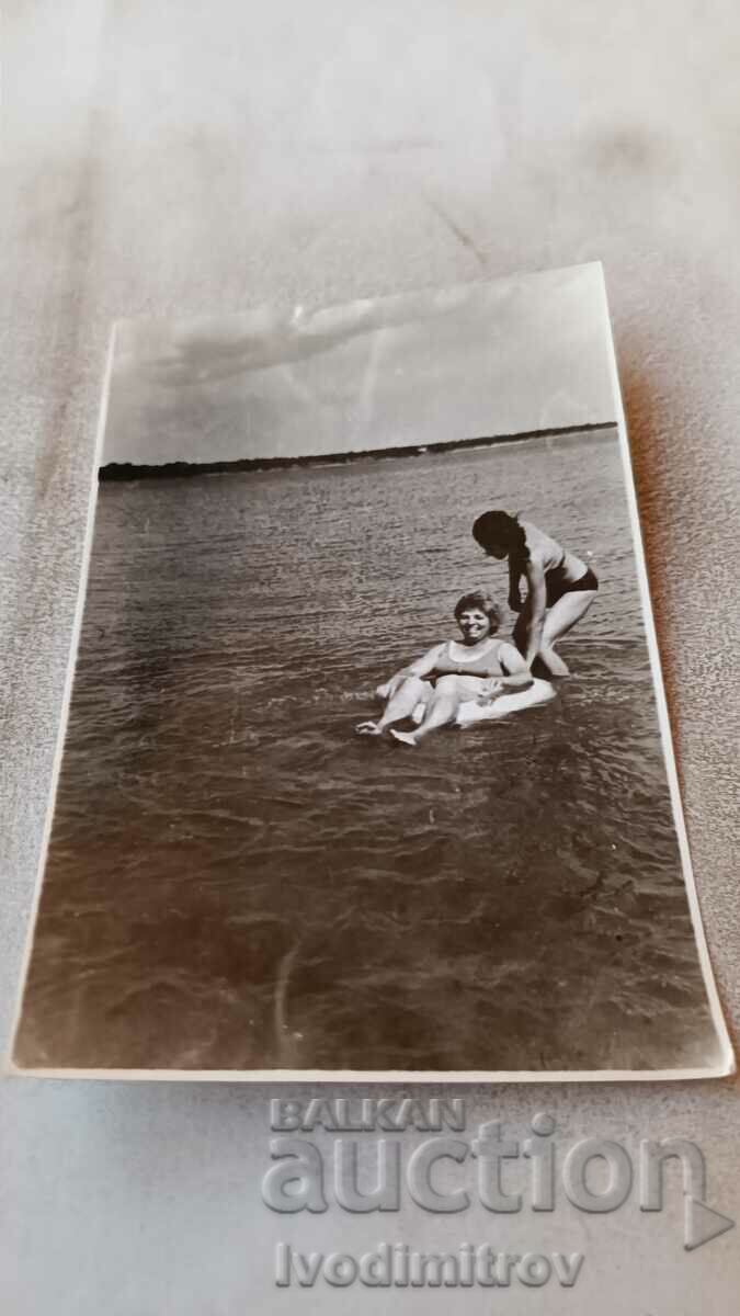 Fotografie Două femei pe plajă