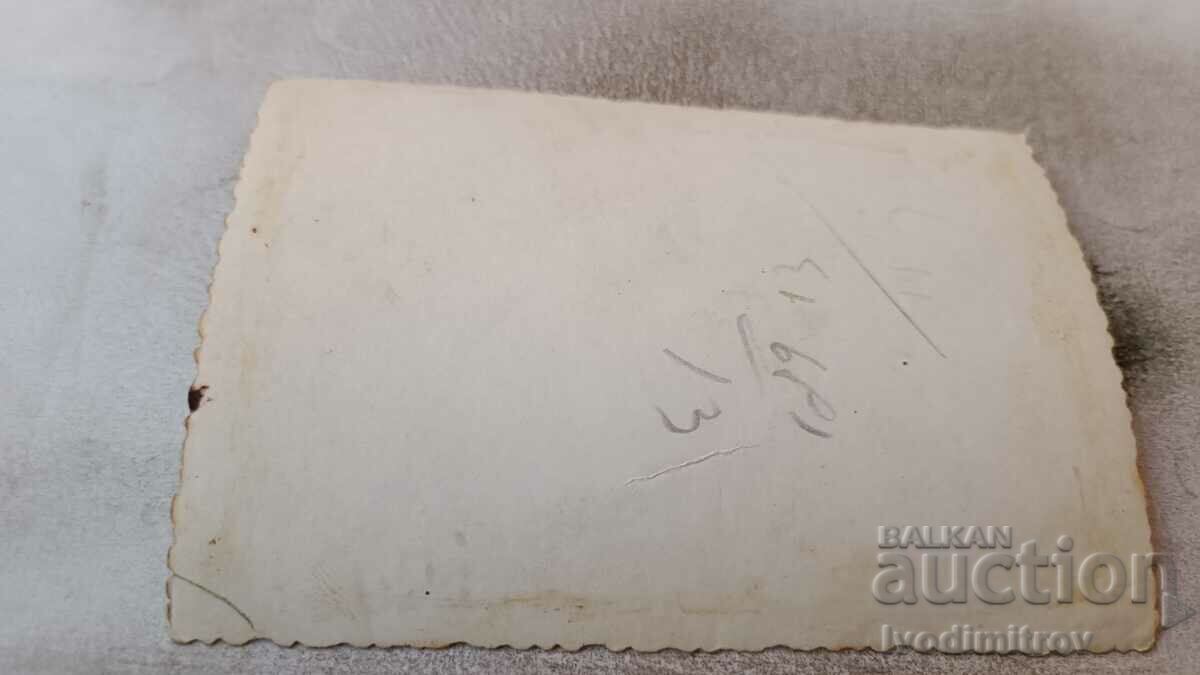 Снимка Жени пред почивна станция с цена 0.65 лв. | € 0.33 Снимка Жени пред почивна станция с цена 0.65 лв. | € 0.33