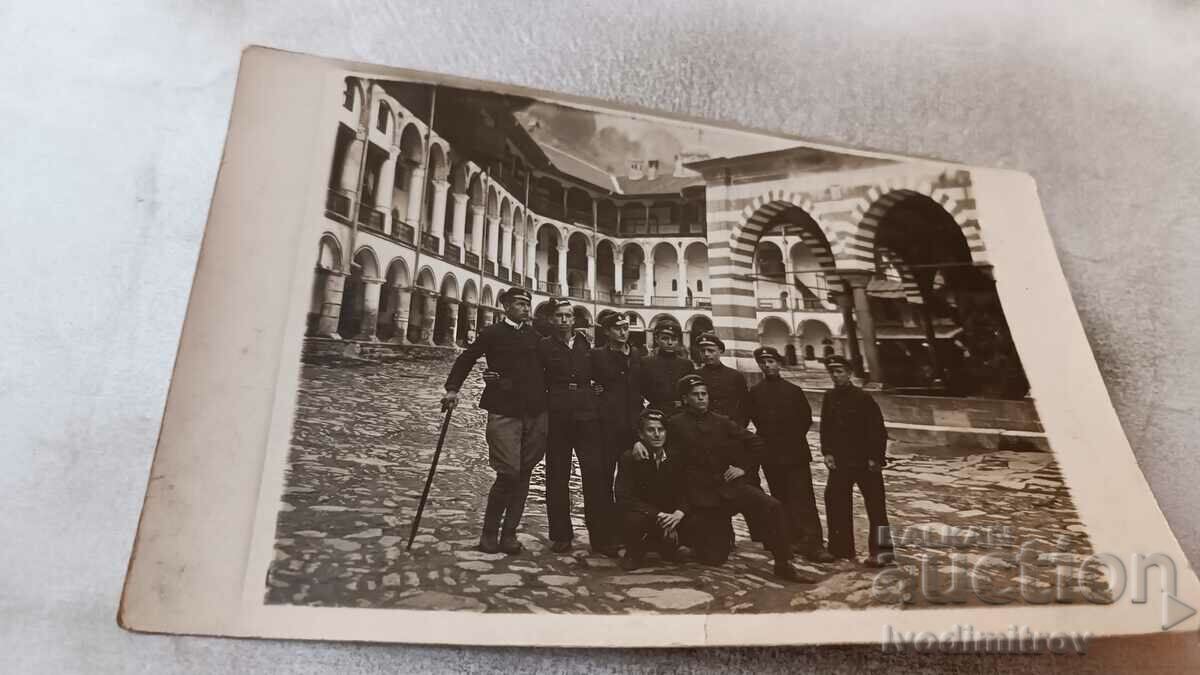 Снимка Младежи в двора на Рилския манастир 1932