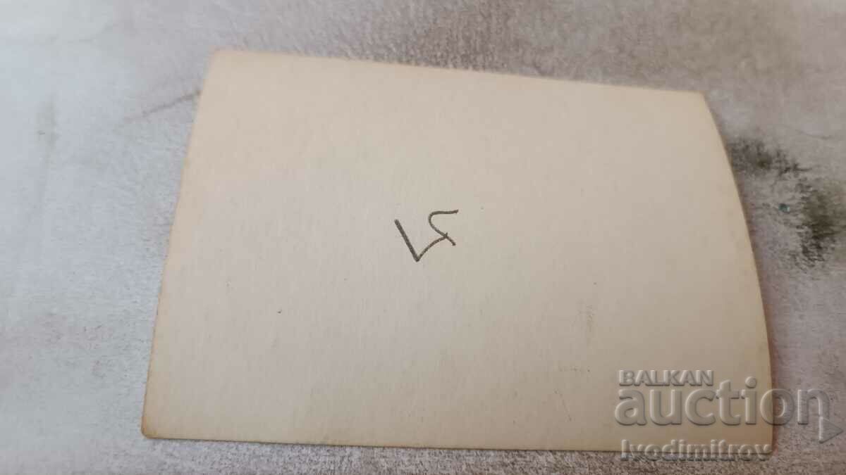 Снимка Млада жена седнала във фотьоил с цена 0.65 лв. | € 0.33