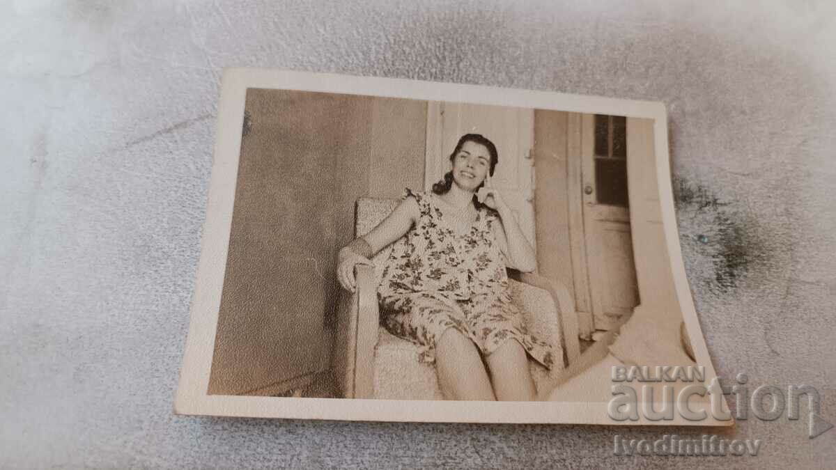 Photo Young woman sitting in an armchair
