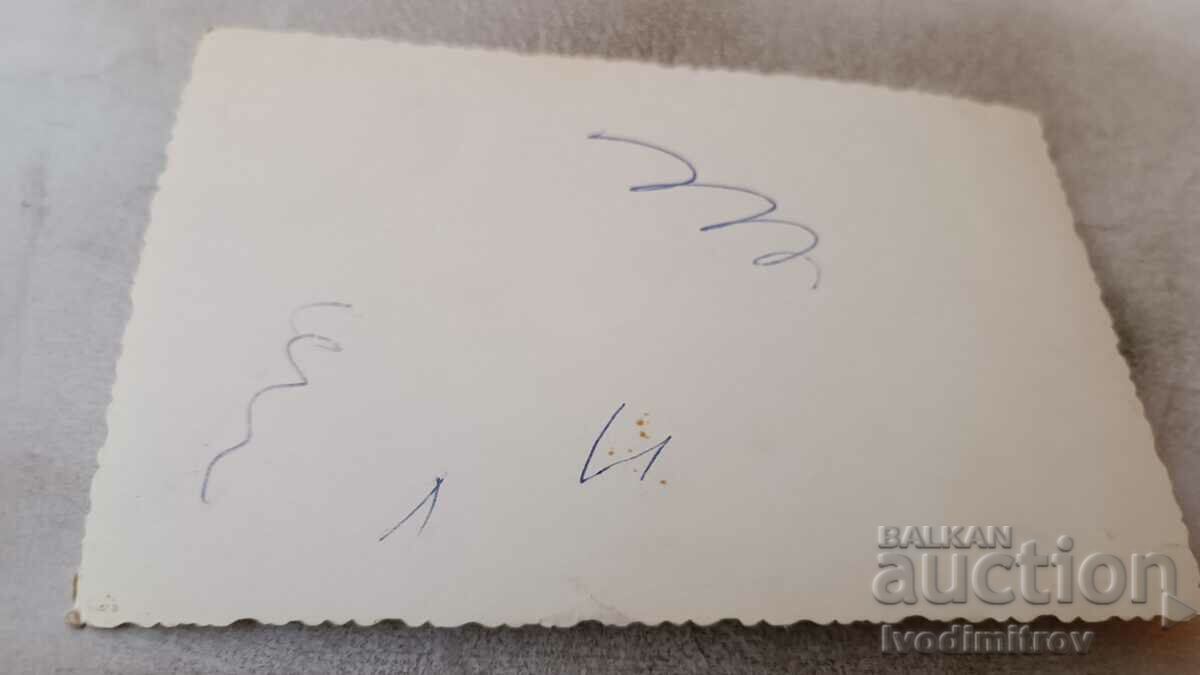 Φωτογραφία Νεαρό κορίτσι με τιμή 0.85 BGN | € 0.43 Φωτογραφία Νεαρό κορίτσι με τιμή 0.85 BGN | € 0.43