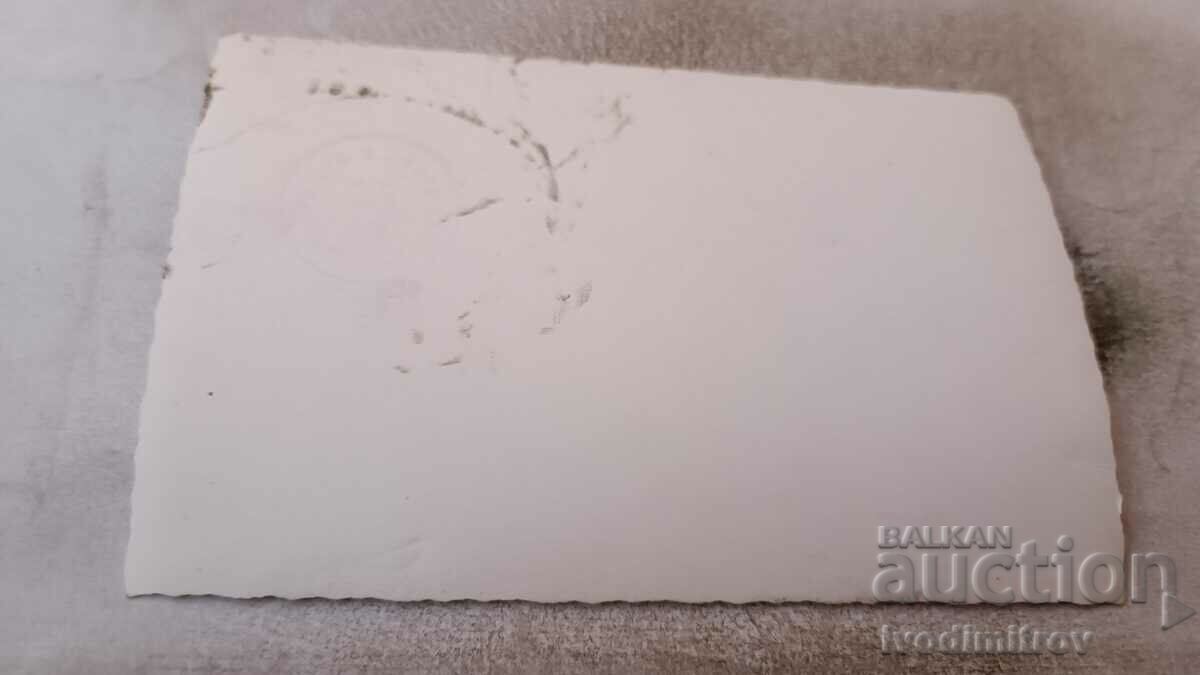 Снимка Младо момиче с цена 0.85 лв. | € 0.43 Снимка Младо момиче с цена 0.85 лв. | € 0.43