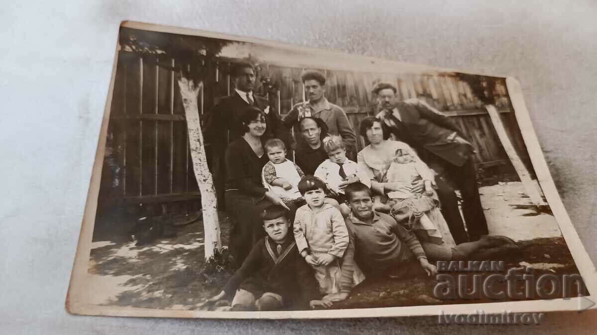 Φωτογραφία Άνδρες, γυναίκες και παιδιά στην αυλή του σπιτιού τους, 1930