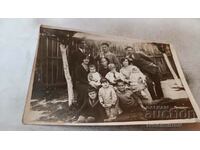 Снимка Мъже жени и деца в двора на къщата си 1930